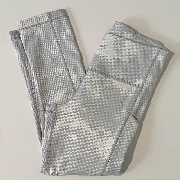 Athleta Ultimate Stash Pocket Printed Capri leggings tights white gray XS - Picture 12 of 12
